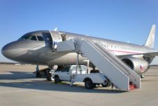 Véletlenül elsült a cseh kormányfő egyik testőrének a fegyvere a kormány repülőgépén