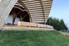 A pápa színeibe öltözik a Hármashalom-oltár