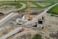 Alig szerelték fel, lezuhant két betongerenda a Szássebes-Torda autópályán