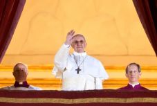 Erősödjön hitünk! – Ferenc pápa látogatására hangolódó beszélgetés dr. Holló Lászlóval