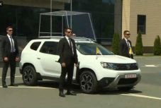 Megjelentek az első felvételek a pápamobillá alakított Dacia Dusterről