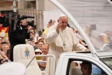 Ferenc pápa Romániában van: Bukarestben tölti első napját az egyházfő (percől percre)