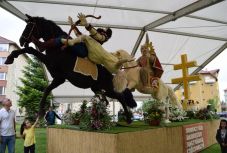 Megérkezett Csíkszeredába a Szent László ereklyéjét kísérő virágkocsi