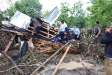 FRISSÍTVE - Házastól sodorta el őket az ár, egy kislány meghalt