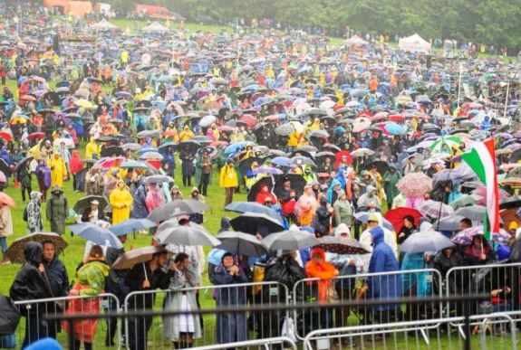 Esernyőerdő Csíksomlyón: várják a zarándokok Ferenc pápa érkezését