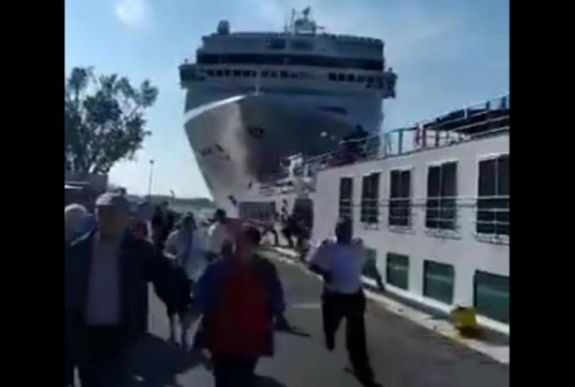 Turistahajónak ütközött egy tengerjáró hajó Velencében, többen megsérültek