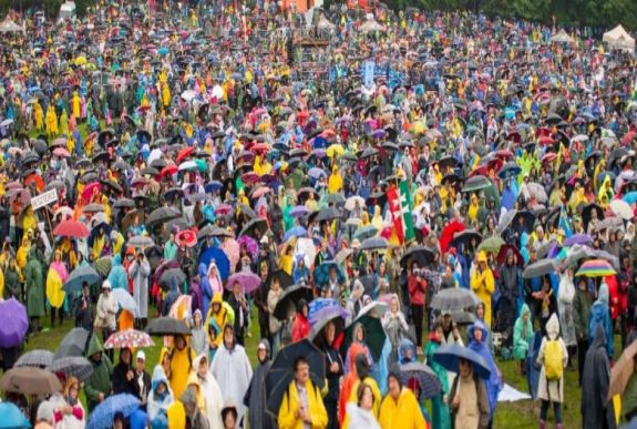 Bartha Réka: Elszántan vonult Csíksomlyóra Isten ázott népe