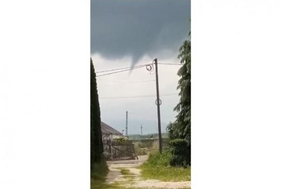 Háromszéken is lefilmeztek egy „tornádócskát”
