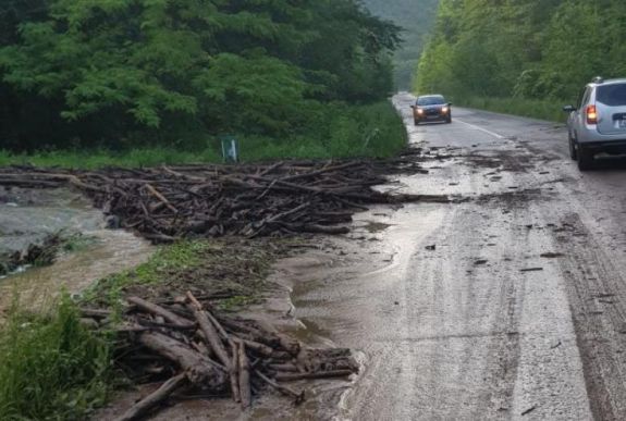 Az esőzések miatt szünetel a forgalom a 7-es számú országúton Lippánál
