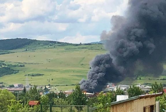 Riasztást kaptak a székelyudvarhelyiek: ég a város szélén egy autóbontó lerakata