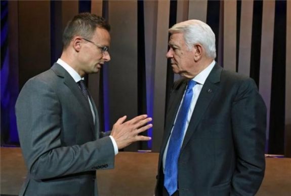 Temetőfoglalás: Szijjártó Péter telefonon beszélt a román külügyminiszterrel