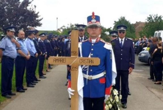 Katonai tiszteletadással helyezték örök nyugalomra a Temes megyében lelőtt rendőrt