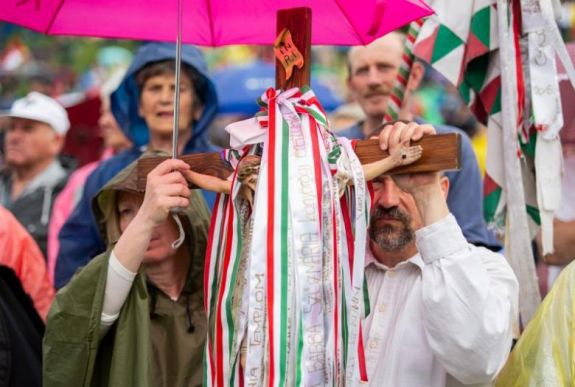 Így hangzottak el himnuszaink a csíksomlyói búcsún