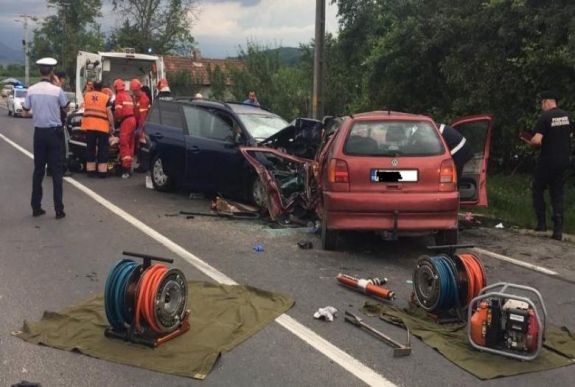 Ketten haltak meg a brutális erdélyi balesetben