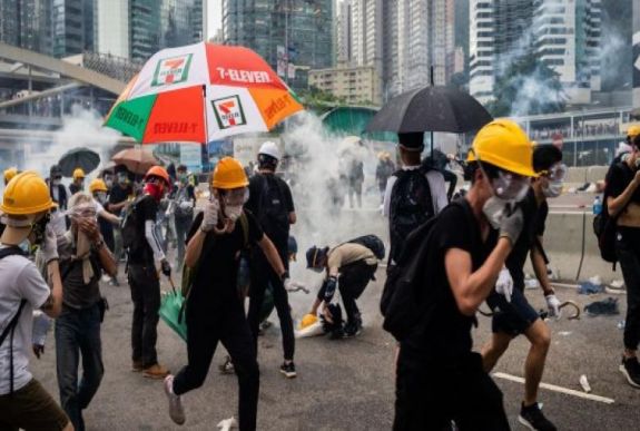 Felfüggesztették a törvényhozás munkáját Hongkongban a tüntetések után