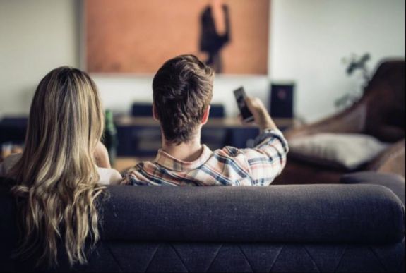 Könnyebben elhízunk, ha bekapcsolva maradt tévé mellett alszunk el