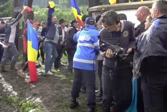 Szétverték Úzvölgyében a kamerájukat, adományt kapnak az MTVA csíkszeredai tudósítói