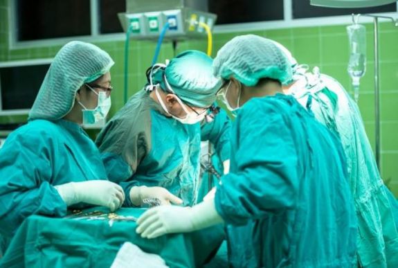 Ritka melldaganatot műtöttek ki egy páciens testéből a csíkszeredai kórházban
