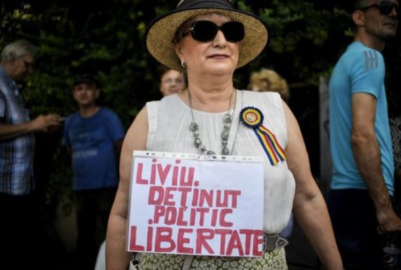 Liviu Dragnea szabadon bocsátását kéri mintegy 50 tüntető a Cotroceni-palota előtt