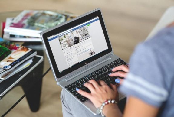 Újabb változtatást jelentett be a Facebook: most a kommentelést szabályozza