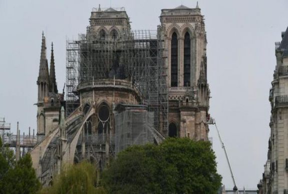 A francia kormány 350 ezer eurós segélyt nyújt a székesegyház körüli kiskereskedőknek