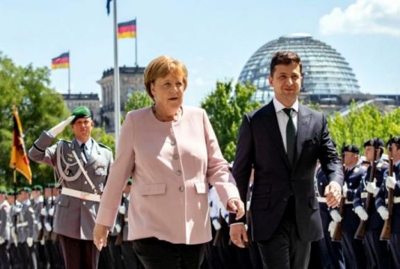Merkel rosszul lett, egész testében remegett, miközben az ukrán elnököt fogadta