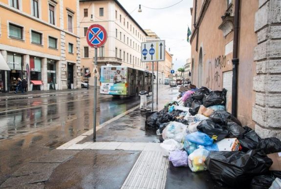 Fulladozik a szeméttől az olasz főváros