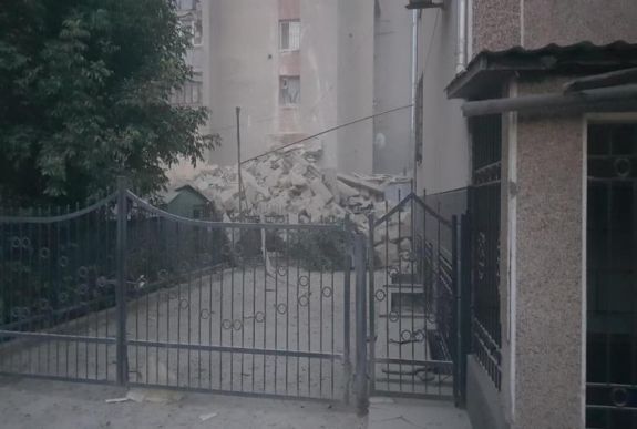 Összedőlt egy 9 emeletes tömbház Moldovában