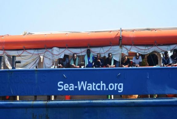 A Sea-Watch 3 hajó Lampedusa partjainál áll, nem kapott kikötési engedélyt