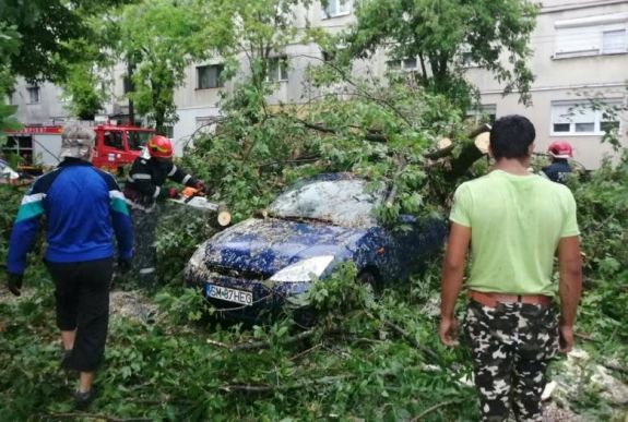Csaknem száz településen okoztak károkat a viharok