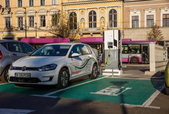 Hanggenerátorral kell felszerelni az elektromos autókat