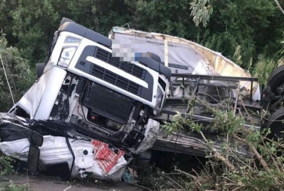 Menet közben ugrott ki a kabinból a kamionsofőr, hogy mentse az életét