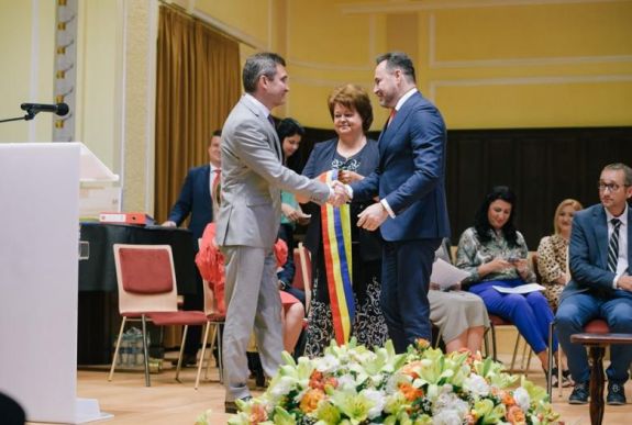 Hivatalosan is átadta a stafétát Gheorghe Falcă aradi polgármester