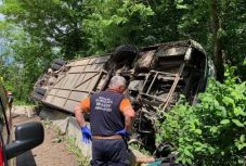 Felborult egy gyerekekkel teli autóbusz Brassó megyében