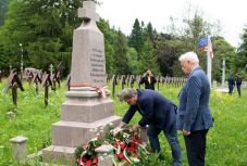 Az úzvölgyi katonatemetőben rótta le kegyeletét Harrach Péter