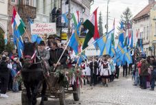 Jogerős: fizetnie kell Kézdivásárhely polgármesterének a magyar zászlók miatt