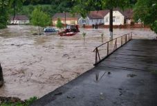 FRISSÍTVE – Ítéletidő Arad megyében: az árvíz mindent elmosott az útjából