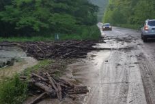 Az esőzések miatt szünetel a forgalom a 7-es számú országúton Lippánál