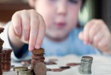 Kiskorúak megtakarítási számlája: az alkotmánybíróság elutasította Johannis óvását