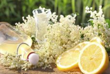 Gyerekkorunk ízei – így készül a bodzaszirup és a bodzamártásos csirkemell