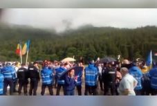 Súlyos incidensek Úzvölgyében: kövekkel dobálták és gyalázták az élőláncot alkotó magyarokat