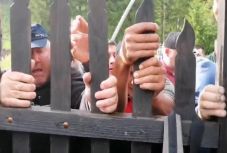 Így nyomultak be a nacionalista románok az úzvölgyi katonatemetőbe