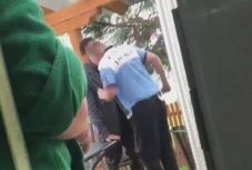 Felvétel készült a koldust lefejelő helyi rendőrről