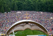 Csíksomlyói búcsú: „Kővel dobálnak, mi a kövekből lépcsőt építünk”