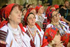 „A hit az élet lelke” –  részt vettünk a hagyományos pünkösdi csángó szentmisén 