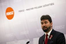Hidvéghi Balázs EP-képviselő: a Fidesz döntése lesz néppárti tagságának sorsa
