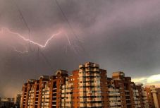 Hétfőn sem szabadulunk a felhőszakadásoktól és a viharoktól