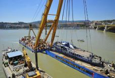 FRISSÍTVE – Dunai hajóbaleset: kiemelték a Margit hídnál elsüllyedt roncsot, négy holttestet találtak benne