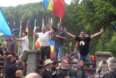 Bizalmatlansági indítvány: bohózatba illő volt a csendőri jelenlét az úzvölgyi temetőnél