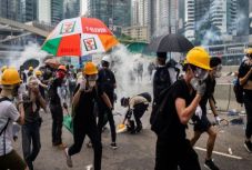 Felfüggesztették a törvényhozás munkáját Hongkongban a tüntetések után